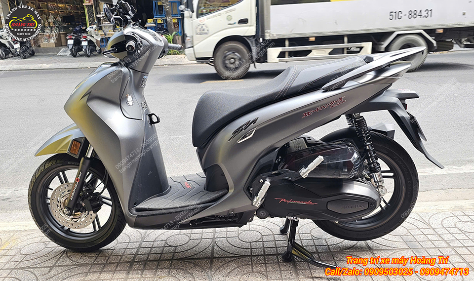 Toàn cảnh SH 350 lắp gác chân phụ HTR, phù hợp đi hằng ngày và chở người sau