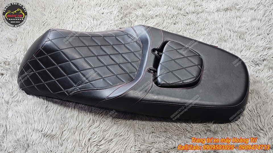 Cận cảnh yên SH 350 với đường may caro tinh xảo, form ôm xe, tăng thẩm mỹ tổng thể