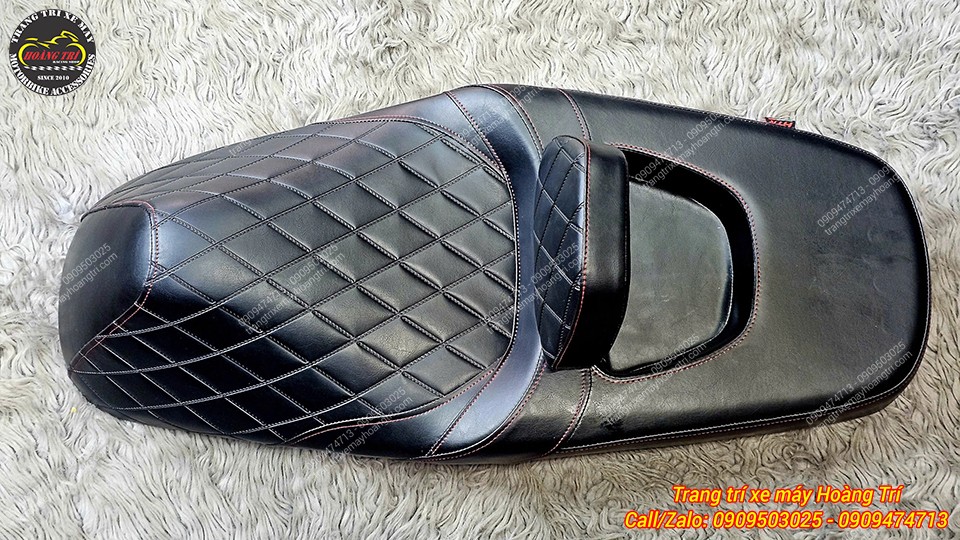 Yên SH 350 hai tầng kết hợp tựa lưng chắc chắn, mang lại cảm giác ngồi êm ái, dễ chịu