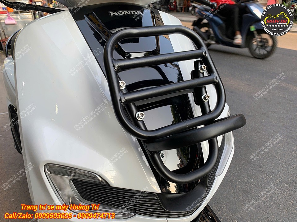 Cận cảnh baga trước Stylo 160 kiểu Vespa, khung thép đen cứng cáp, bảo vệ đầu xe