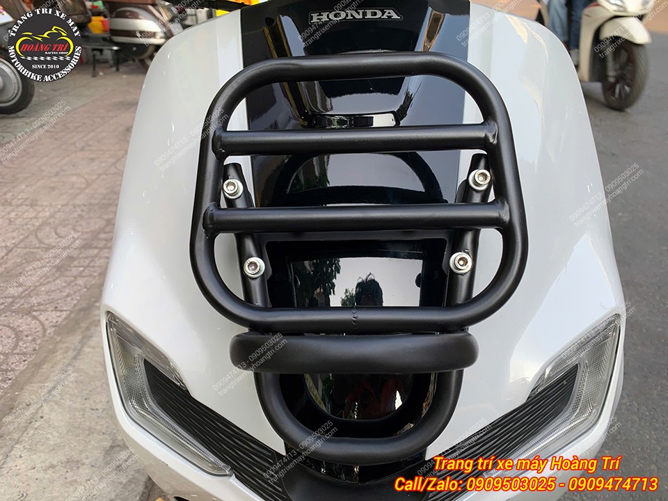 Góc trực diện baga trước Stylo 160 kiểu Vespa, thanh ngang chắc chắn, hỗ trợ chở đồ tiện lợi
