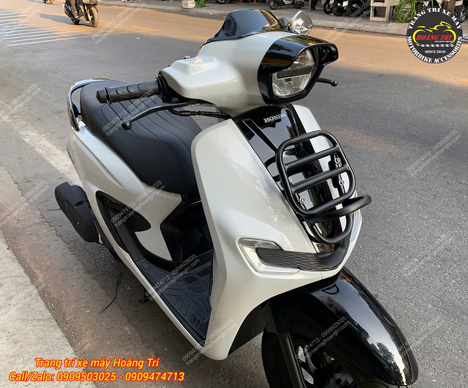 Tổng thể Stylo 160 gắn baga trước Vespa, tạo điểm nhấn cá tính, tăng khả năng mang đồ