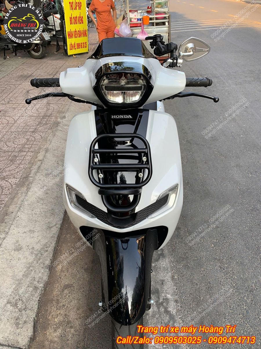 Góc trước Stylo 160 với baga kiểu Vespa, vừa trang trí vừa hỗ trợ buộc đồ tiện lợi