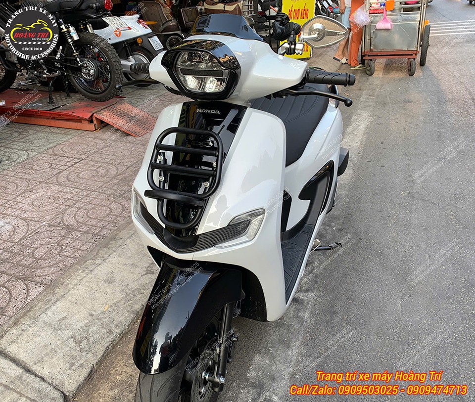 Góc cận đầu đèn Stylo 160 kết hợp baga kiểu Vespa, tăng độ hầm hố và bảo vệ mặt nạ