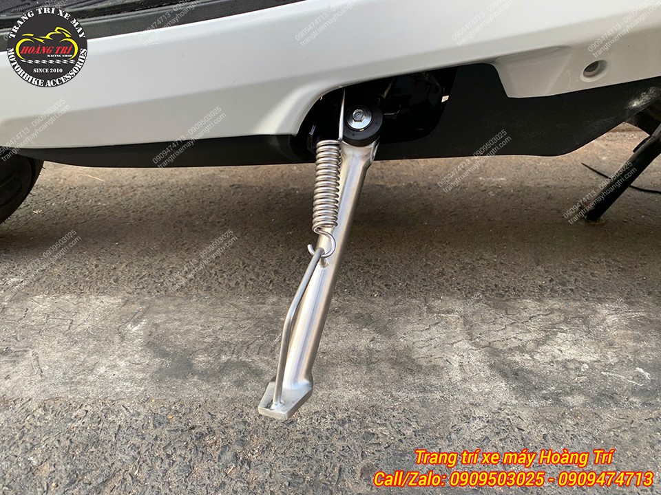Cận cảnh chân chống inox Stylo 160 sáng bóng, thiết kế chắc chắn, chống gỉ, độ bền cao