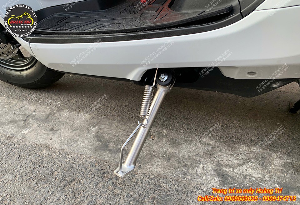 Góc chi tiết chân chống inox Stylo 160, lò xo đàn hồi tốt, chống xe nhẹ nhàng