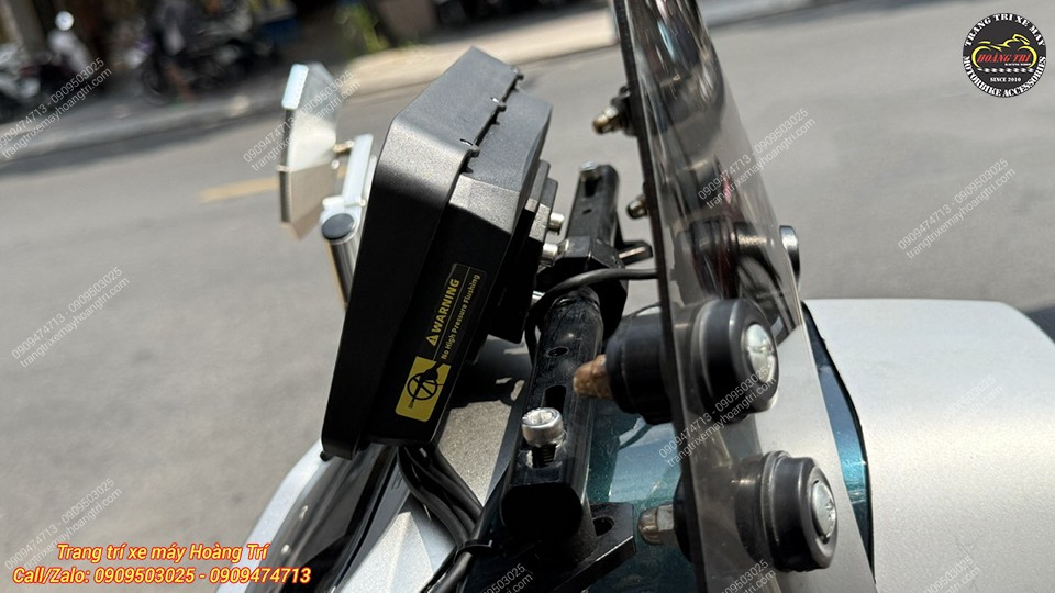 Cận cảnh khung giá đỡ màn hình và camera trước, lắp chắc chắn, dễ thao tác