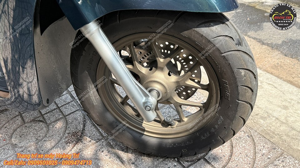 Tổng thể bánh trước Stylo 160 sau khi lắp cảm biến áp suất lốp