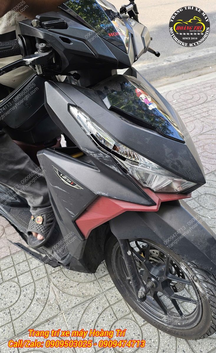 Khách ghé shop với tình trạng cụm đèn pha đã vỡ kính và xuống cấp nghiêm trọng