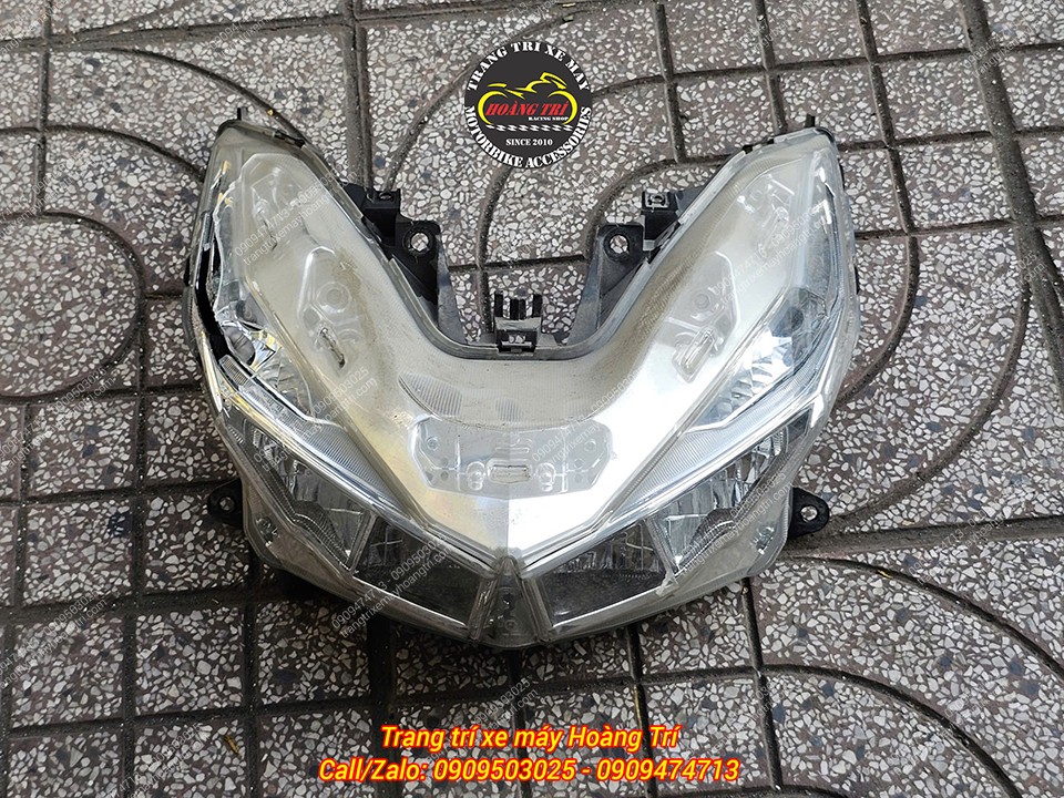 Cụm đèn pha được tháo ra với mặt kính mờ đục và bị ố vàng khá nặng