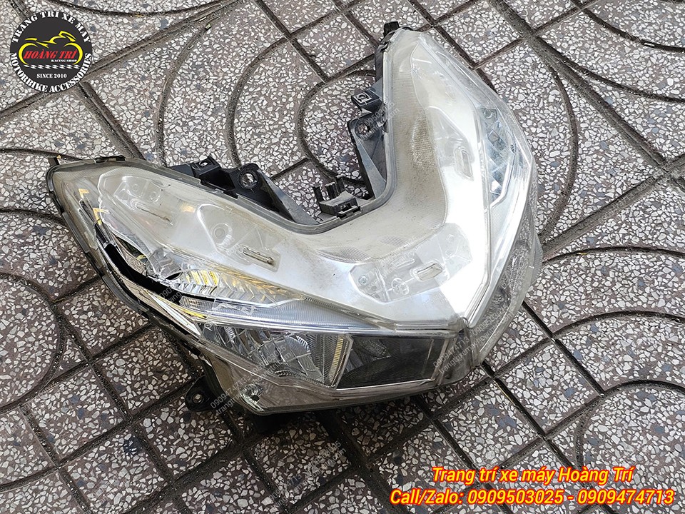 Ngoài ra, bên trái còn bị vỡ kính khiến ảnh hưởng đến phần chóa đèn bên trong