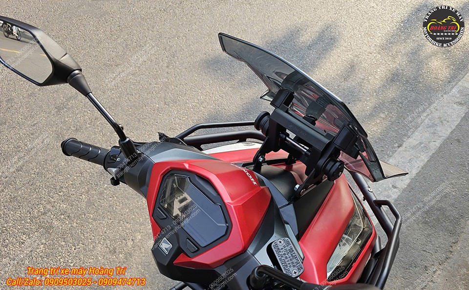 Góc nhìn từ trên xuống cho thấy vị trí pát lắp chắc chắn trên xe Vario 2025