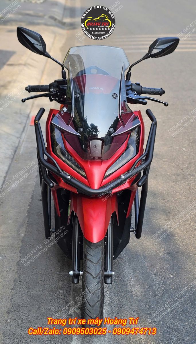 Góc nhìn trực diện kính ADV 750 kết hợp khung bảo vệ tạo diện mạo mới mẻ