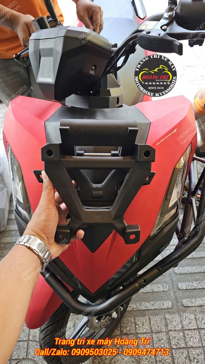 Trên tay pát gắn kính chắn gió ADV dành cho xe Vario 2026 Street