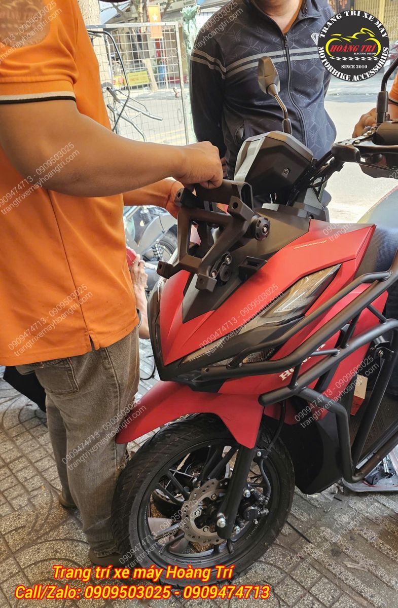 Nhân viên đang lắp pát kính chắn gió, đảm bảo đúng vị trí và chắc chắn