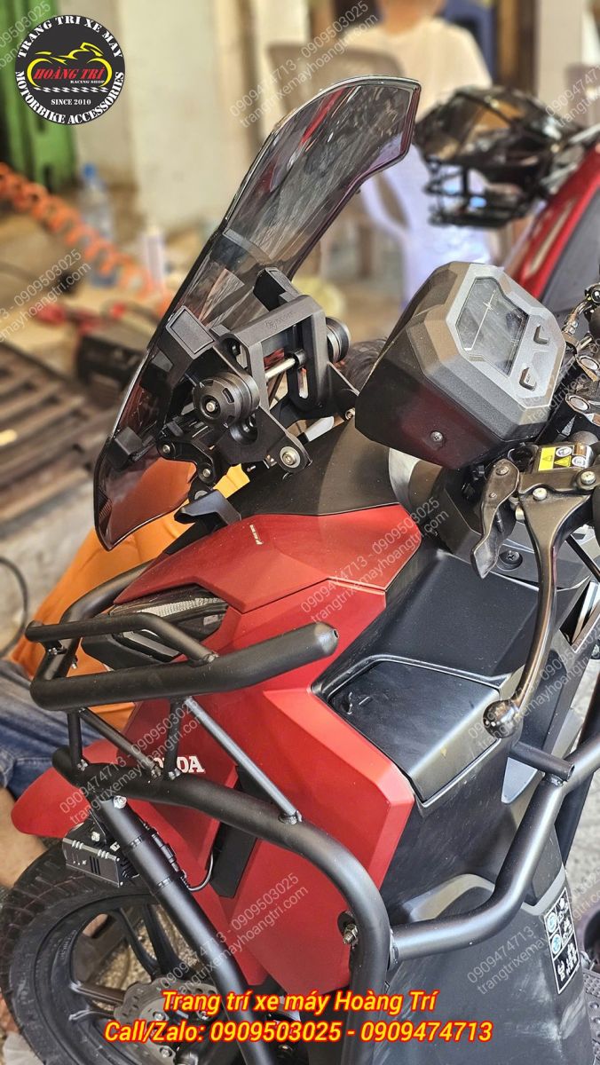 Kính chắn gió ADV 150 gắn Vario 2026 Street giúp tăng vẻ mạnh mẽ và tiện dụng