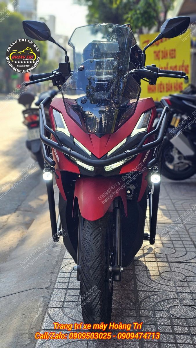 Góc nhìn cận cảnh kính ADV 150 thiết kế gọn gàng phù hợp tổng thể xe Vario