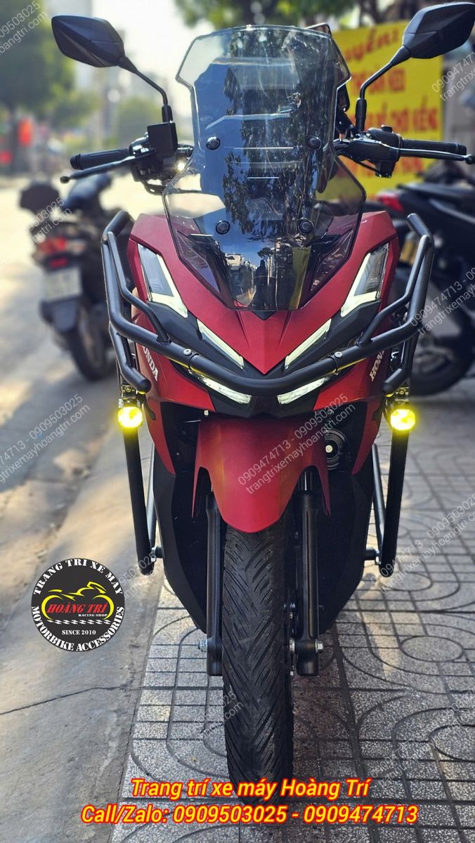 Kính ADV 150 kết hợp khung bảo vệ trước và đèn trợ sáng tạo tổng thể cứng cáp hơn