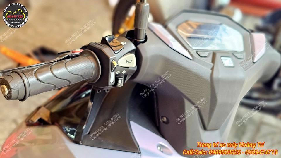Cận cảnh công tắc Daytona gắn cùm bên trái Vario 160 thao tác tiện lợi vẫn giữ thẩm mỹ