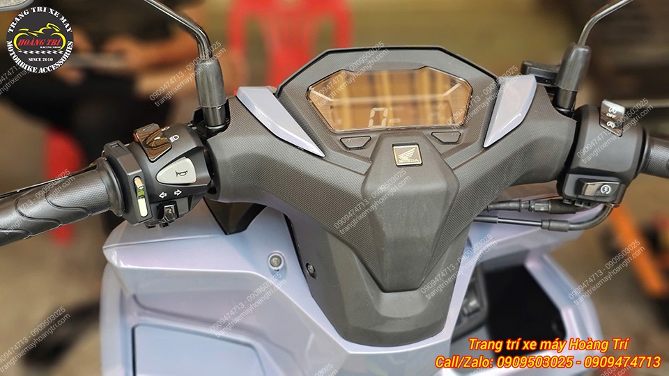 Tổng thể cùm tay lái Vario 160 sau khi lắp công tắc Daytona gọn gàng không ảnh hưởng