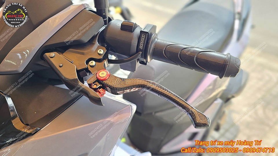 Góc chi tiết tay thắng và logo Daytona nổi bật cùng cùm công tắc điều khiển đèn Vario 160