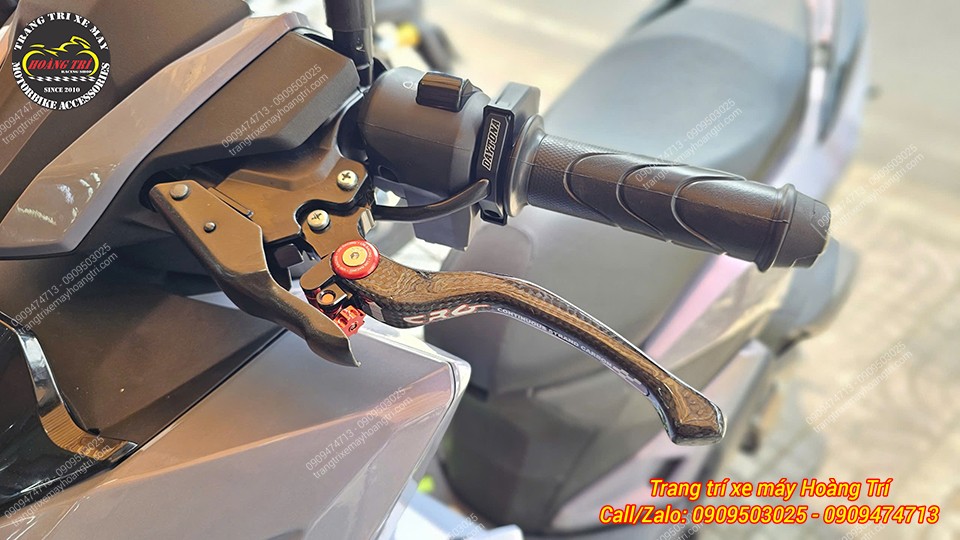 Cận cảnh tay thắng CRG carbon gắn Vario 160 CBS tăng vẻ đẹp và cảm giác bóp chắc tay