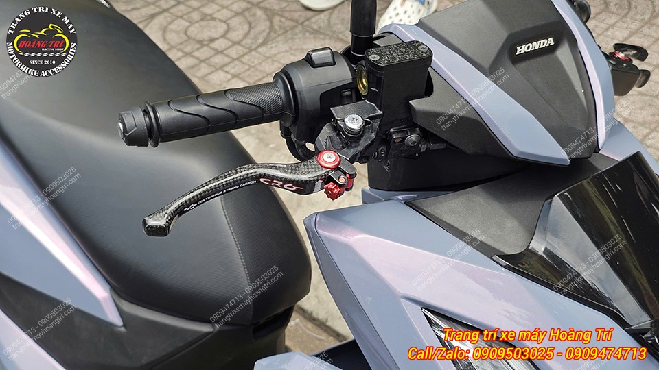 Chi tiết tay thắng CRG carbon với núm đỏ nổi bật giúp điều chỉnh khoảng cách linh hoạt