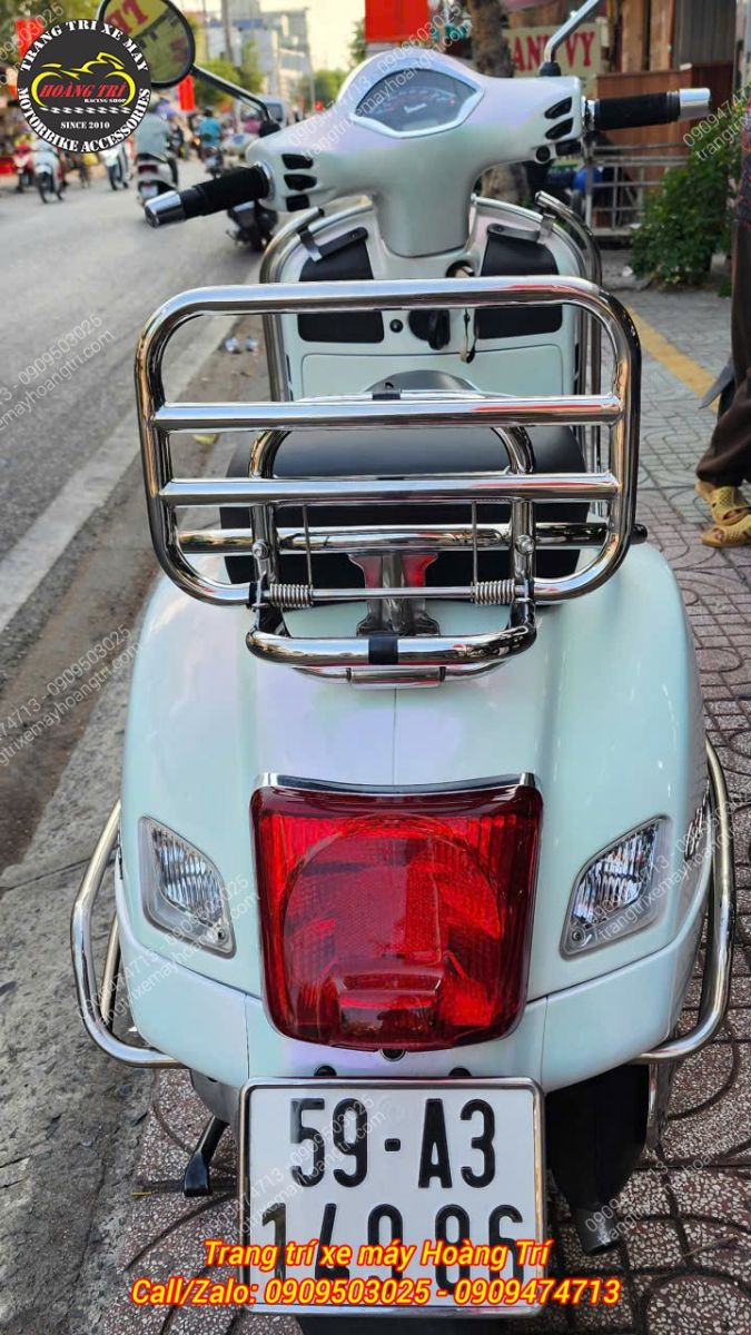 Cận cảnh baga sau tựa lưng Vespa GTS inox sáng bóng thiết kế chắc chắn, hỗ trợ chở đồ