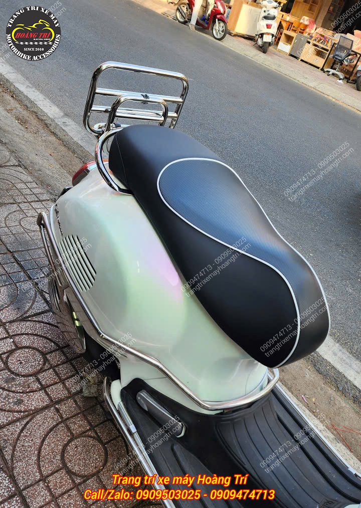 Góc nhìn từ trên baga sau Vespa GTS kèm tựa lưng tăng tiện nghi cho người ngồi sau