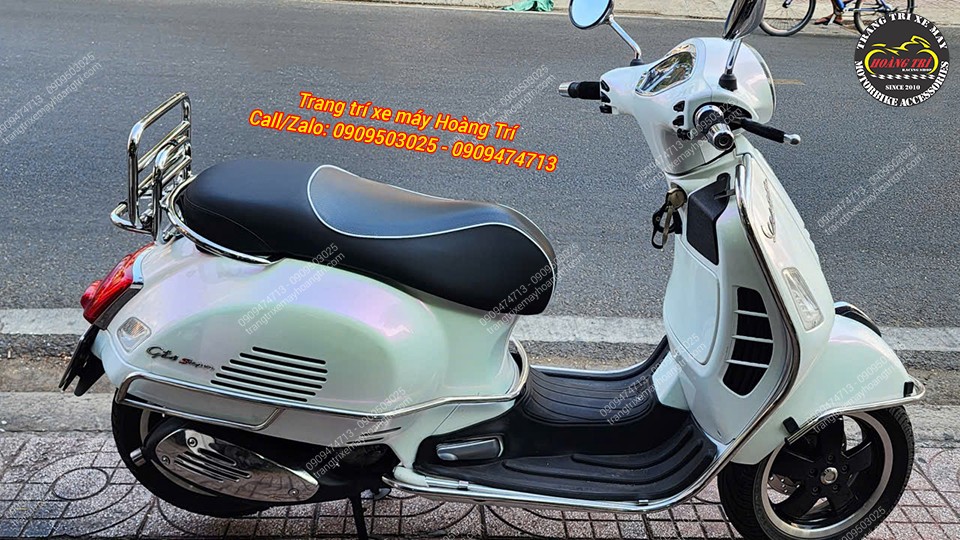 Toàn cảnh Vespa GTS lắp baga sau tựa lưng giúp tổng thể xe thêm phần cổ điển