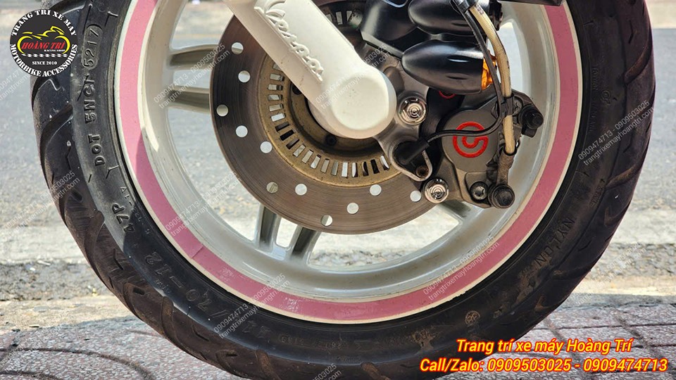 Cận cảnh Vespa Primavera nâng cấp heo dầu Brembo 2 pis xám logo đỏ