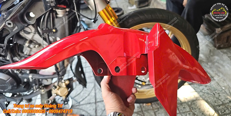 Chắn bùn trước Exciter 150 màu đỏ được thay thế cho xe Winner X