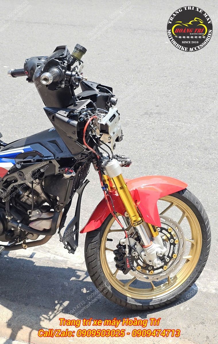 Cận cảnh dàn chân trước với phuộc RCB nổi bật từ mọi góc nhìn