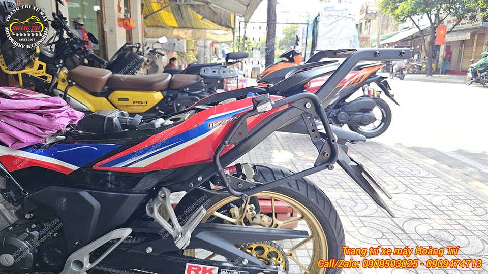 Baga hông Givi chính hãng lắp chắc chắn hai bên giúp gắn túi tiện lợi