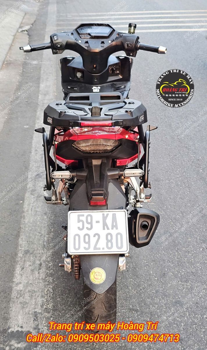 Góc nhìn phía sau xe sau khi hoàn thiện baga Givi chính hãng