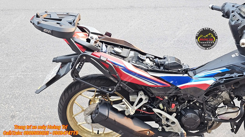 Toàn cảnh bên hông với baga Givi cho thấy xe sẵn sàng gắn thùng hoặc túi