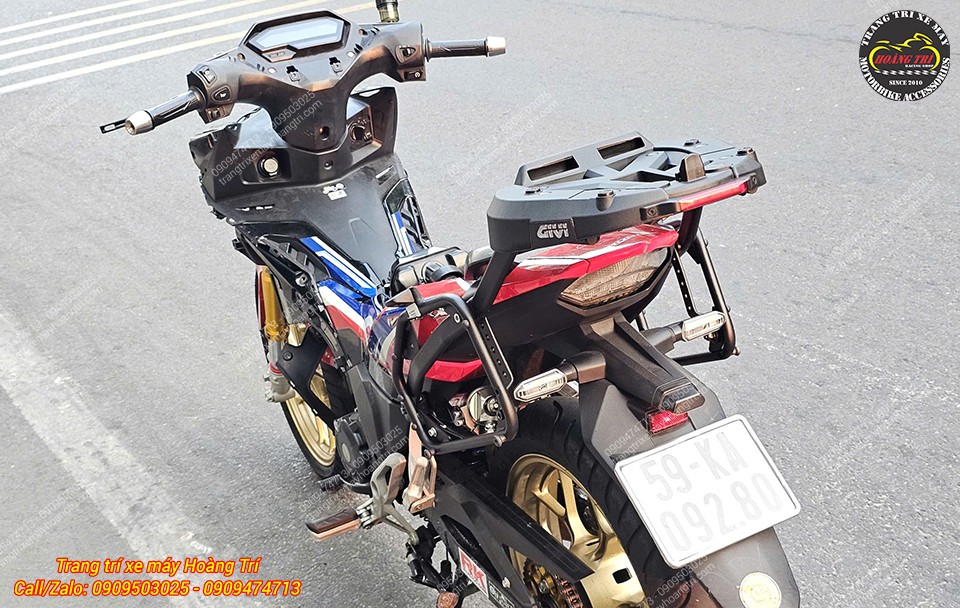 Góc phía sau thể hiện kết cấu baga Givi chắc chắn và tăng thẩm mỹ