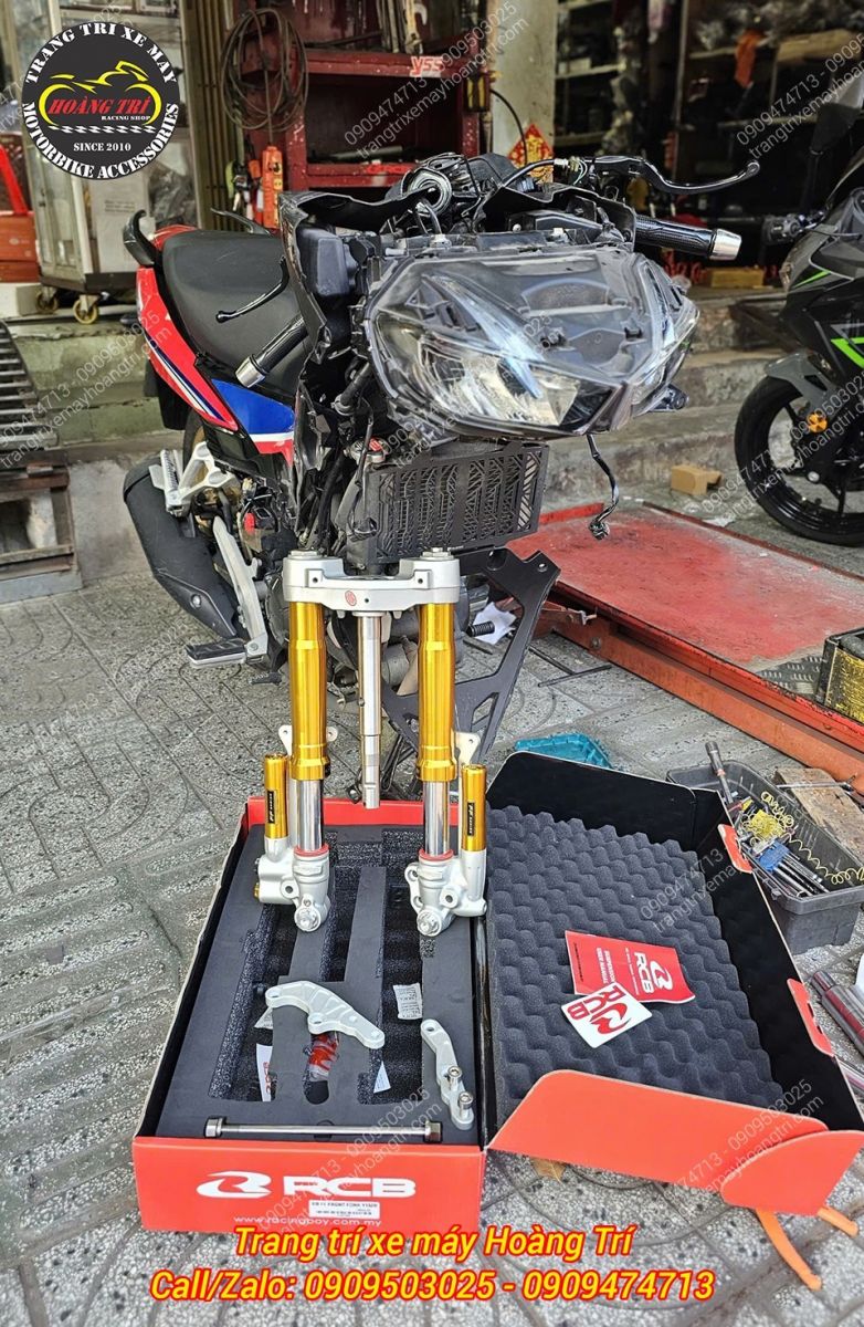 Phần đầu xe Winner X đã tháo ra nhằm phục vụ nâng cấp phuộc trước RCB