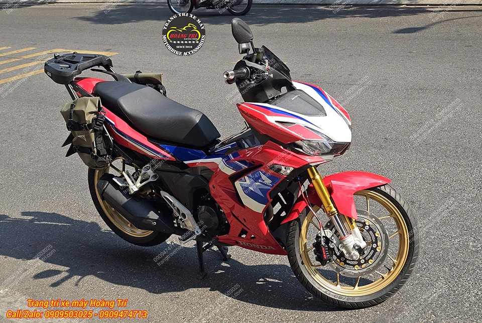 Góc nhìn toàn xe với túi hông và baga Givi mang phong cách touring