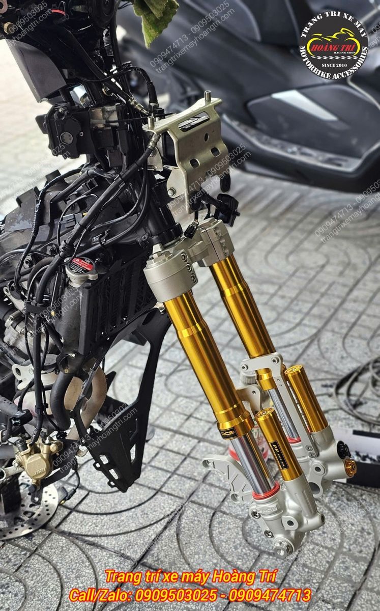 Sau khi gắn phuộc vào chảng ba, bước tiếp theo là lắp lại lên Winner X