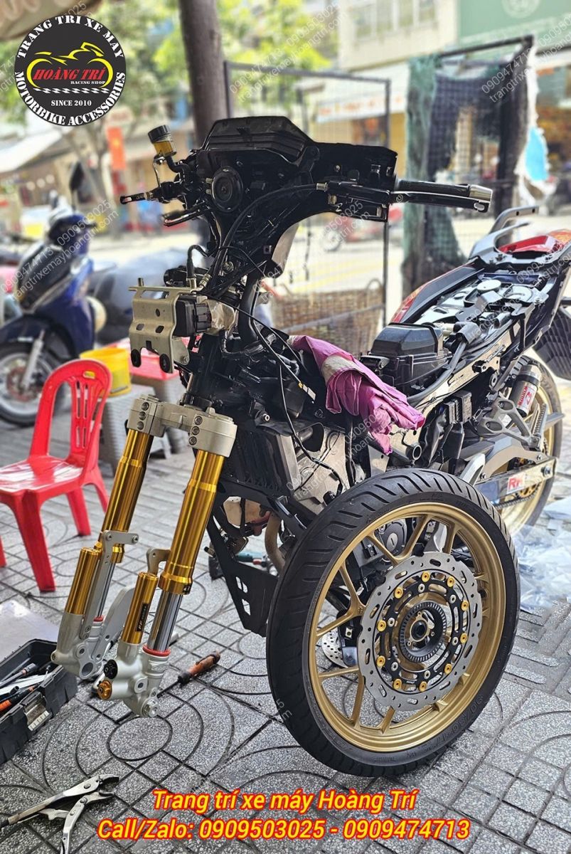 Góc nghiêng cho thấy phuộc RCB kết hợp đĩa Boushi tăng hiệu quả phanh Winner X