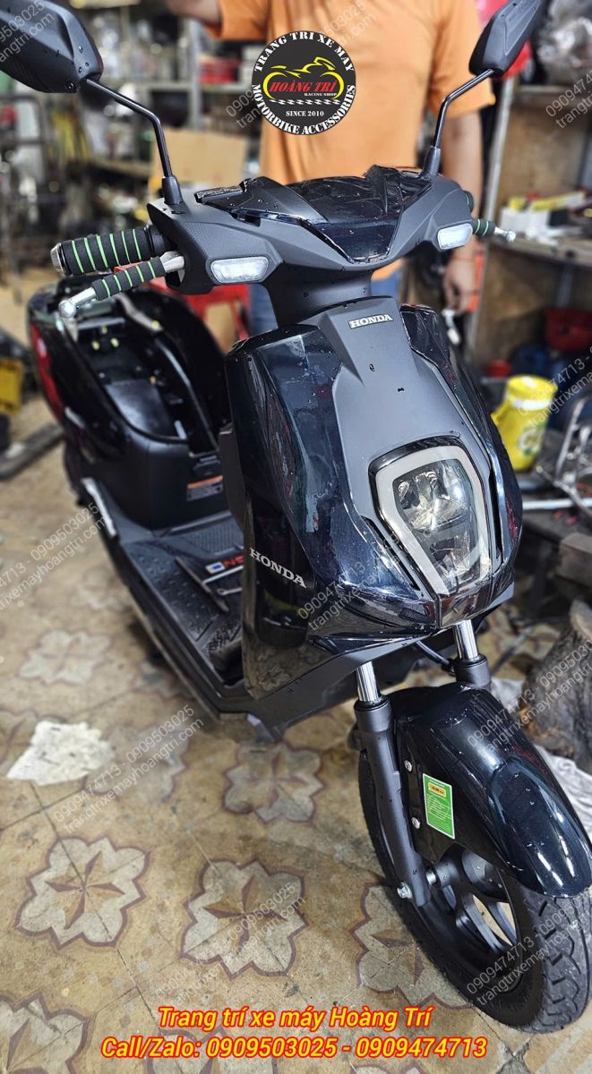 Chiếc Honda Icon-E đang được tiến hành lắp đặt baga sau kèm tựa lưng