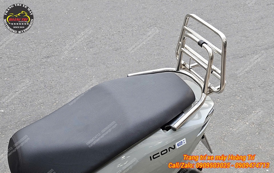 Góc nhìn baga tựa lưng inox gọn gàng trên Honda Icon-E chắc chắn tiện dụng