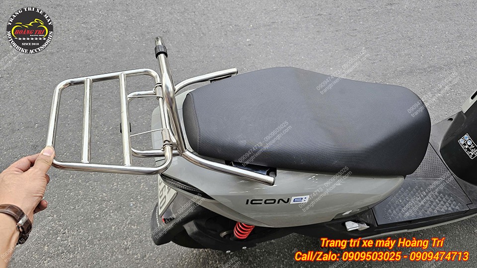 Baga sau có thể bật ra để gắn thêm thùng sau Givi chính hãng tiện lợi