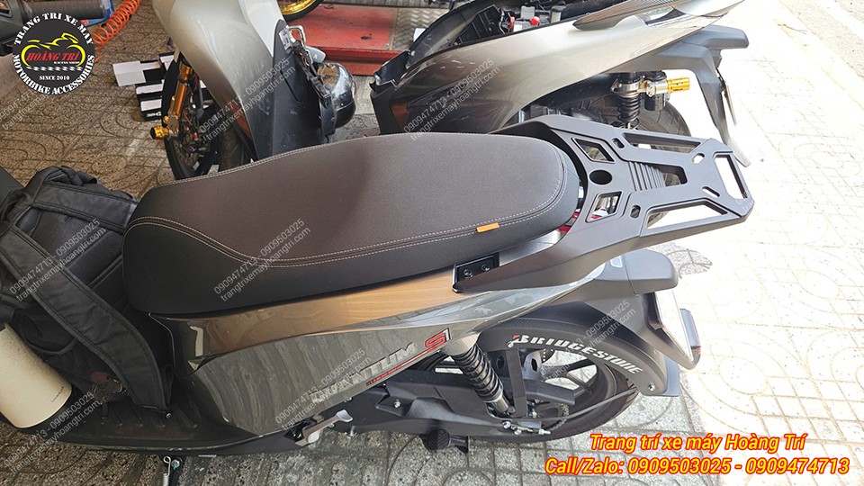 Góc nhìn ngang Quantum S1 với baga nhôm đúc giúp xe gọn gàng và mạnh mẽ hơn
