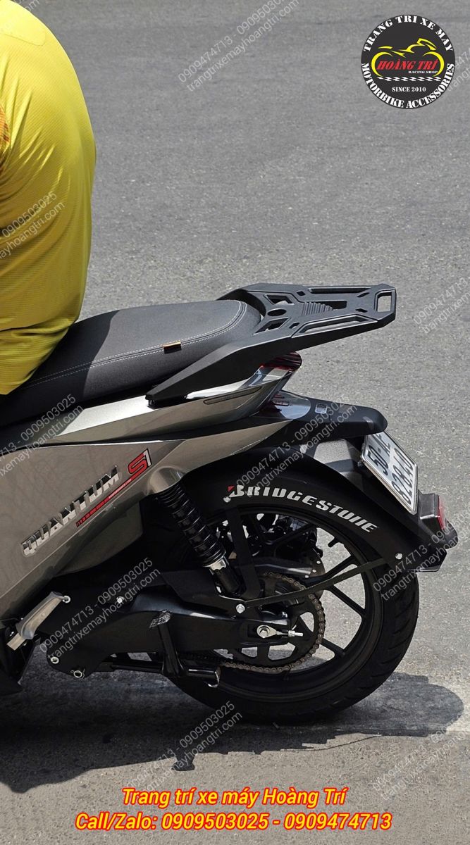 Anh khách hài lòng với món phụ kiện tiện ích vừa được lắp cho Datbike Quantum S1