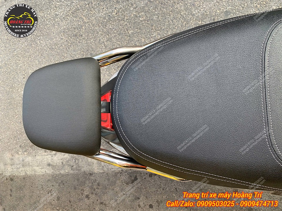 Cận cảnh baga sau nối dài Evo Max 2026 với đệm êm ái, hỗ trợ tốt cho người ngồi sau