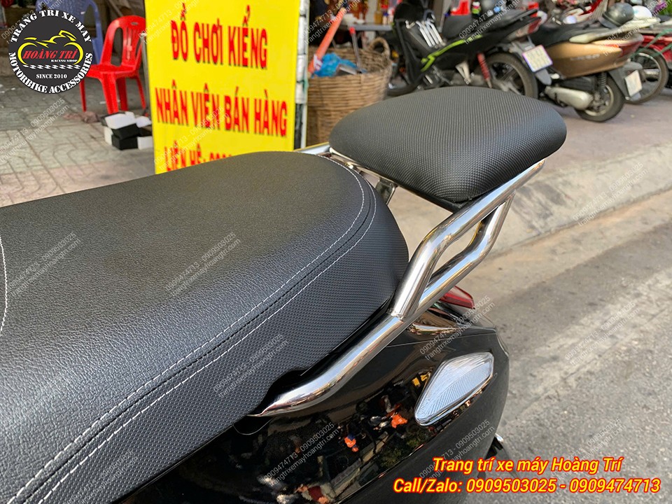 Góc nhìn gần baga sau nối dài Evo Max với khung inox sáng, tăng độ cứng cáp và bền bỉ