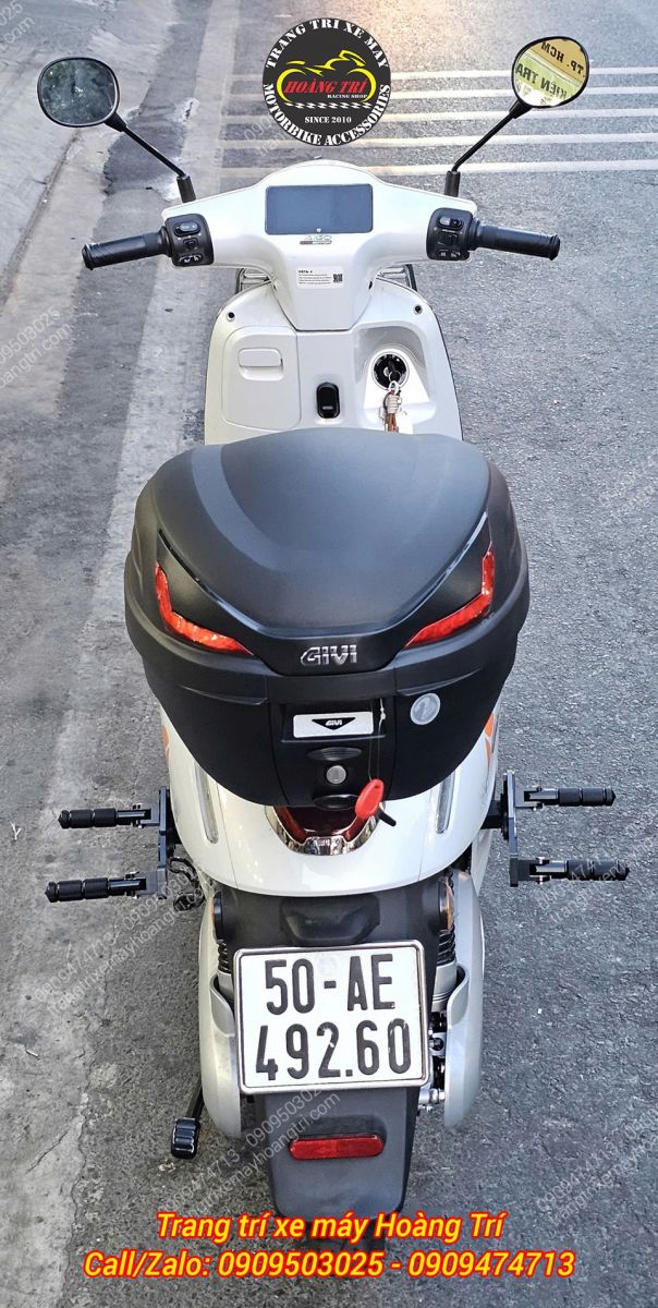 Nhìn từ phía sau với thùng Givi B27NX, gác chân phụ và baga nối dài tiện dụng
