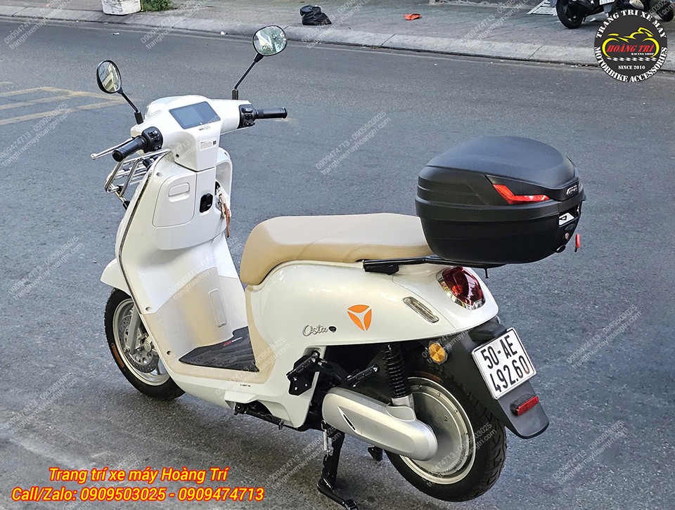 Góc nhìn phía sau Osta gắn thùng Givi B27NX, tăng không gian chứa đồ tiện lợi